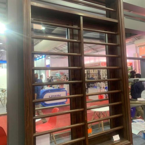 Những mẫu thiết kế đẹp mắt và phong cách của cửa nhôm hệ chấn song