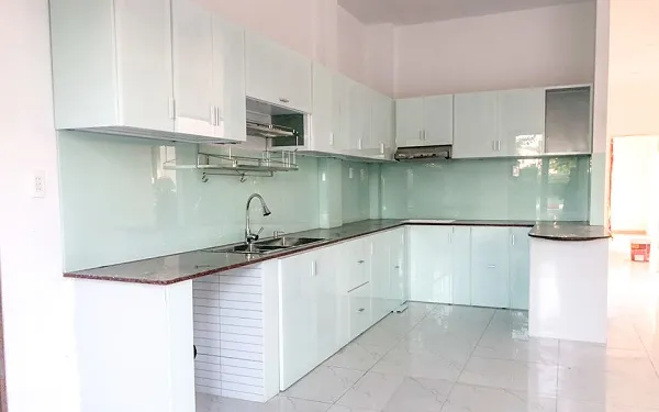 Mẫu tủ bếp nhôm kính màu trắng