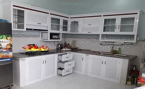 Mẫu tủ bếp nhôm kính trắng sứ đẹp