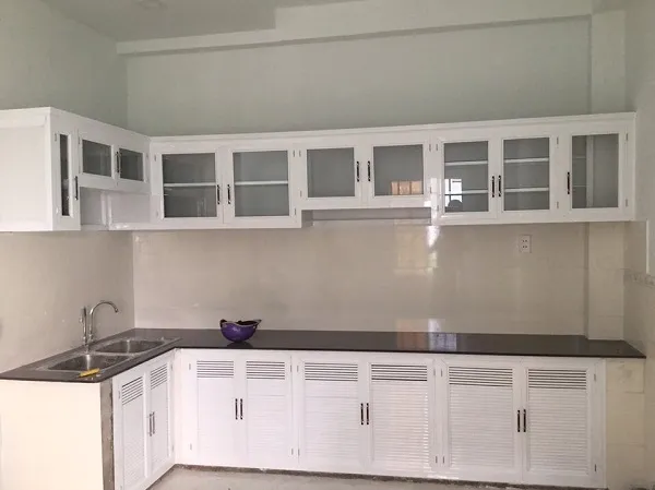 Mẫu tủ bếp nhôm kính màu trắng
