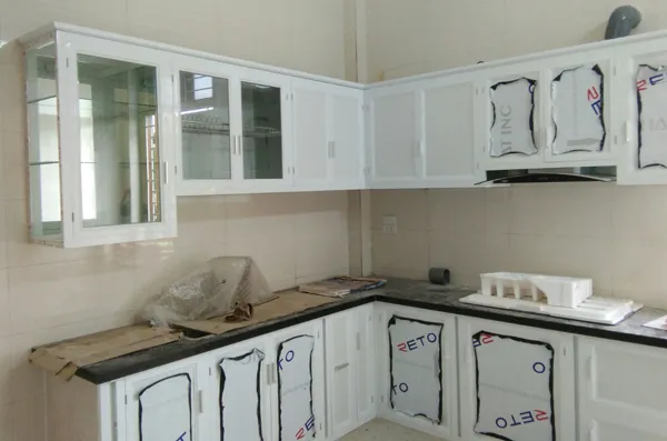 Mẫu tủ bếp nhôm kính trắng sứ đẹp