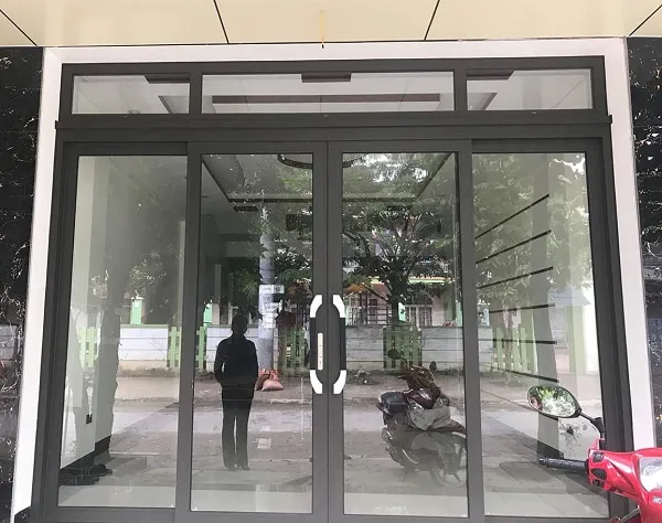 Mẫu cửa trượt quay nhôm kính