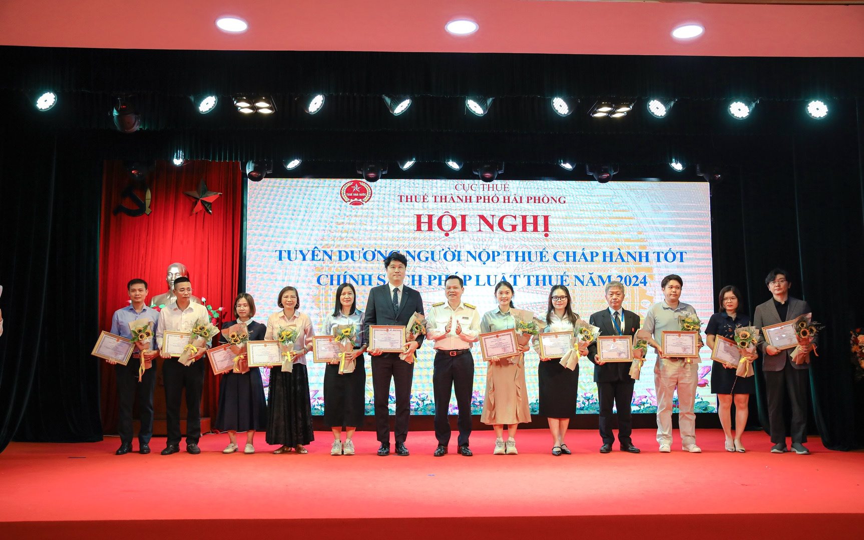 NHÔM ĐÔNG Á VINH DỰ NHẬN BẰNG KHEN " DOANH NGHIỆP CHẤP HÀNH TỐT CHÍNH SÁCH PHÁP LUẬT THUẾ " CỦA CỤC THUẾ THÀNH PHỐ HẢI PHÒNG